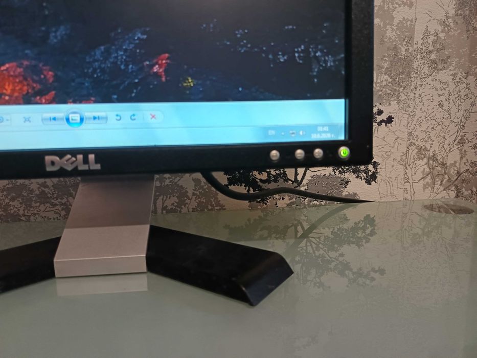 LCD монитор DELL
