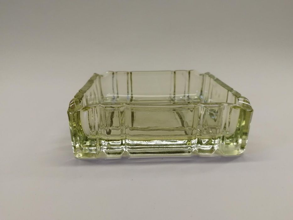 ПЕПЕЛНИК от оцветено пресовано стъкло от социализма