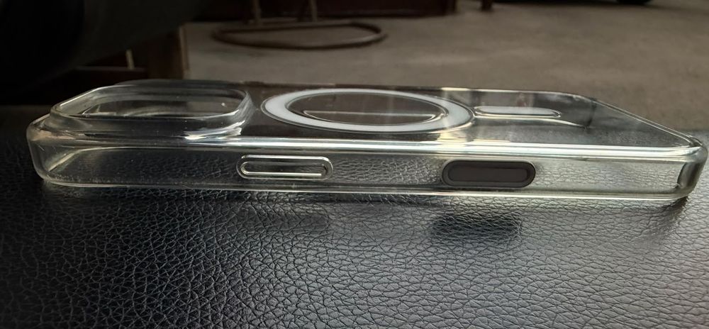 Продам оригинальный чехол на  iPhone 16 Pro