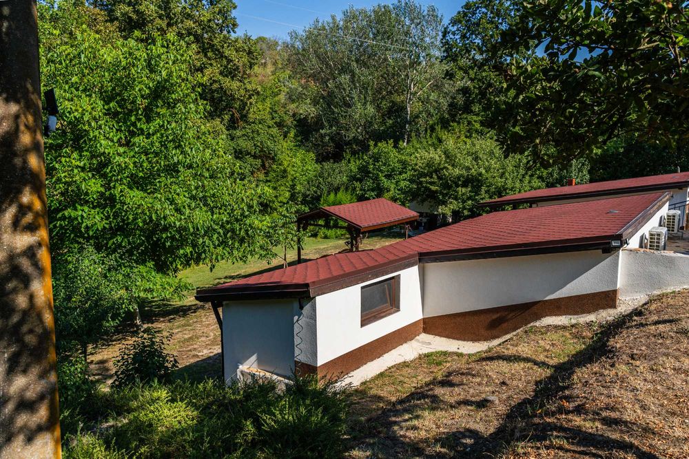 Уникален имот с къща, беседка и езерце сред природата!