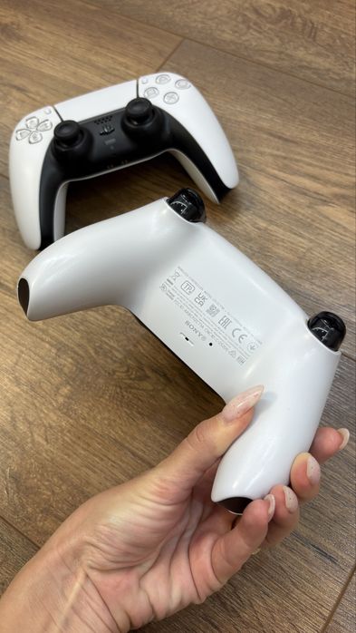 Продавам Sony PlayStation 5 DualSense 2 контролера