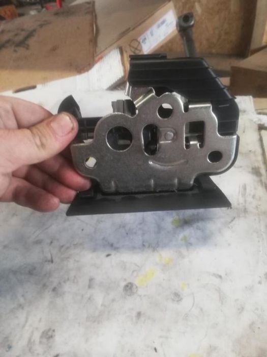 broasca incuietoare portbagaj haion spate audi a4 b8 break