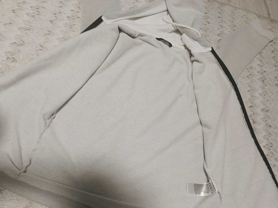 Сив чисто нов суичър