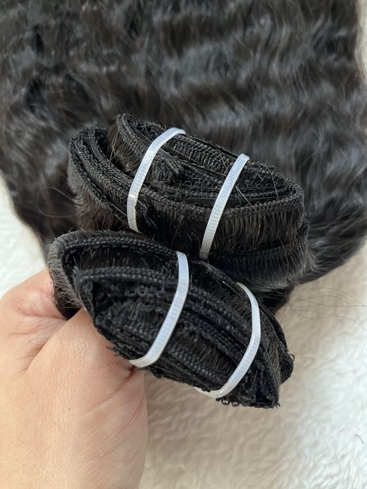 Детствена черна чуплива коса на щипки