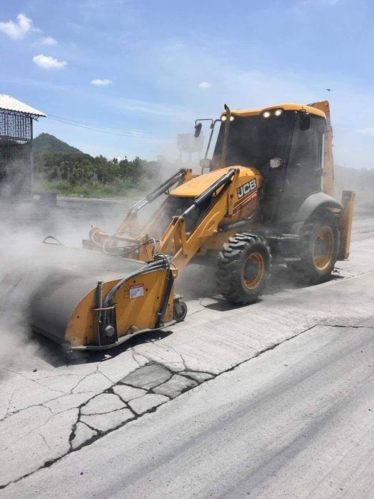 Inchiriere buldoexcavator pt diverse activitati