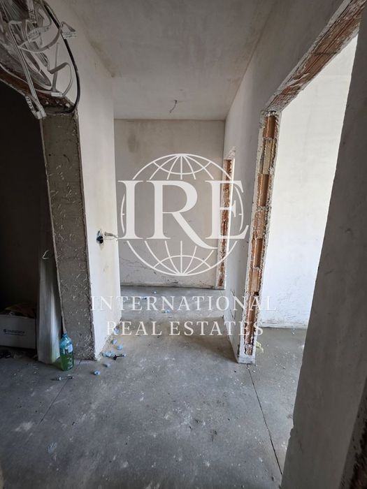 Продава се Четиристаен апартамент в Варна, Цветен квартал - 131 кв.м за 954 €/кв.м - Снимка #2