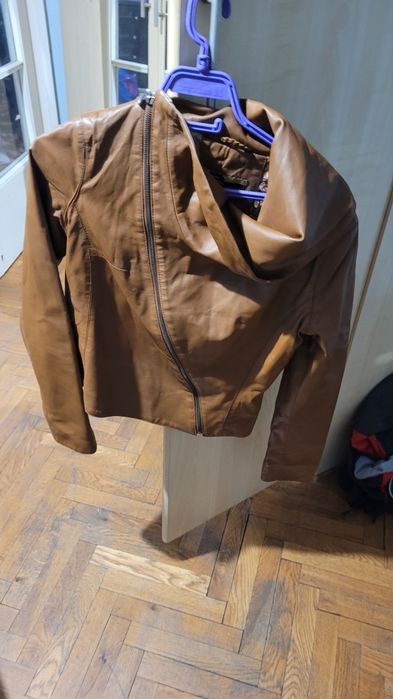 Дамско кожено яке.