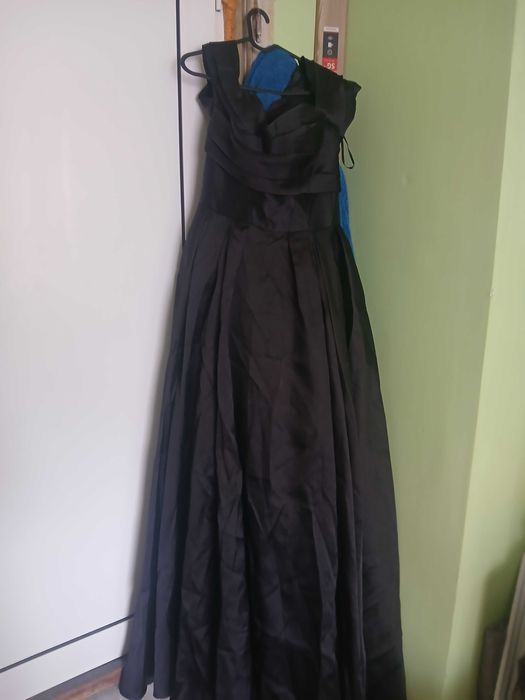 Дълга черна рокля