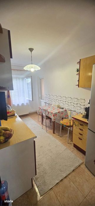 Apartament 3 camere, 2 bai, 2 beciuri, balcon mare, 2 locuri de parcar