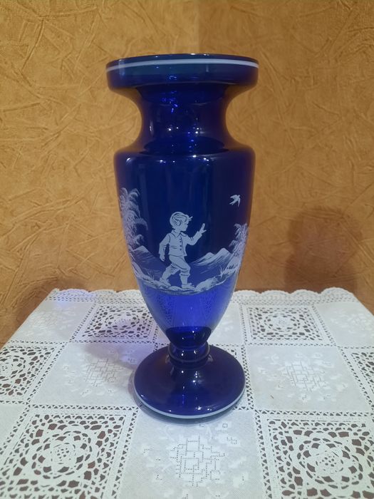 Коллекционная, винтажная ваза из кобальтового стекла в стиле «Mary Gre