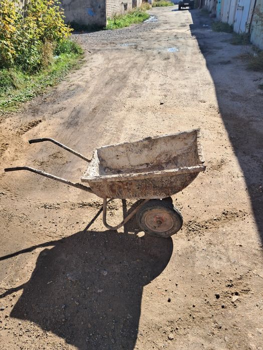 Продам недорого садовую тачку