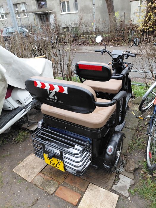 Vand triciclu electric pentru 3 persoane