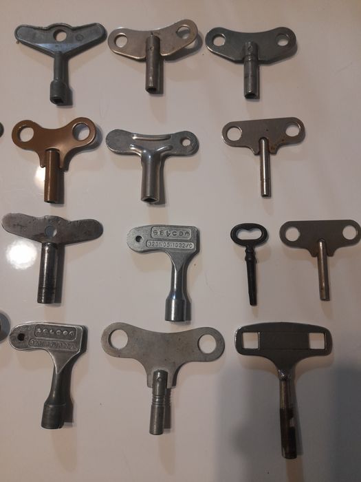 Ключове за стенни и каминни стари часовници