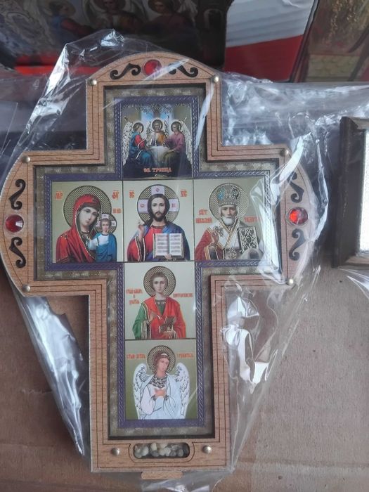 Икони и кръстове