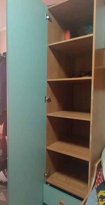 Кровать с встроенными шкафами и полками