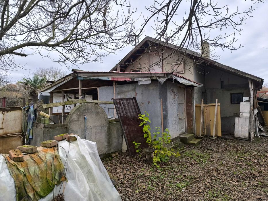 Парцел с къща в с.Пчелник