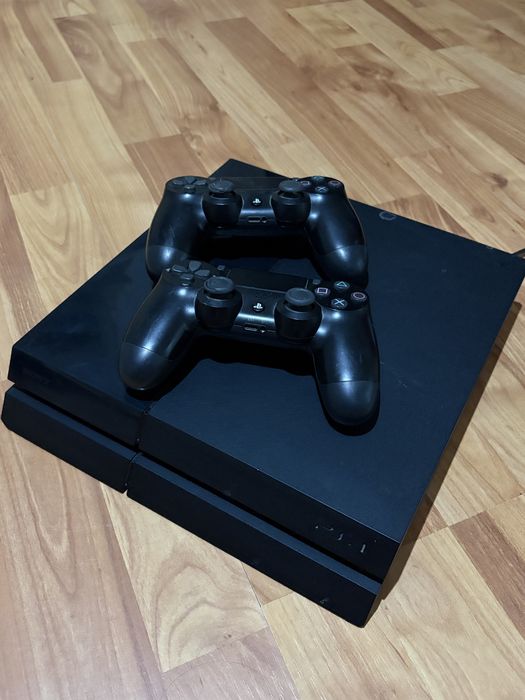 Vand PS4+ 2 controlare /500gb