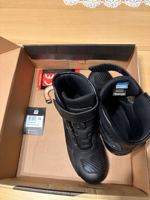 Дамски мото обувки нови