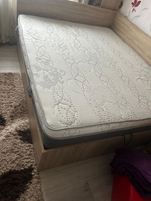 Saltea de pat 160×200 aproape nouă