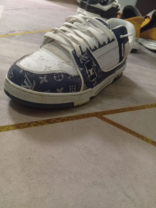 Adidași LV purtați