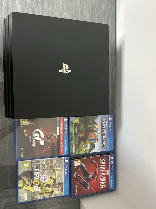 Playstation 4 Pro 1TB + 3 контролера, 4 игри на диск