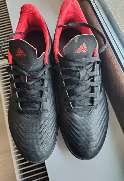 vând crampoane  de sintetic