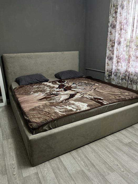 Двуспальная кровать 180*200 с матрасом