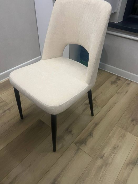 Продается стол и стул на 6 персон.