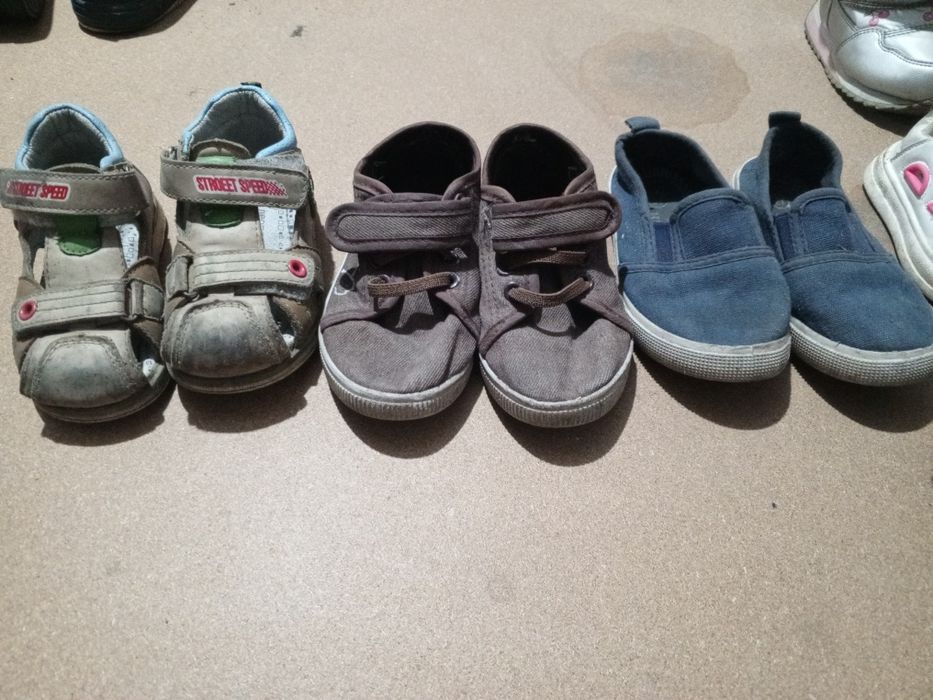 Отдам даром детскую обувь