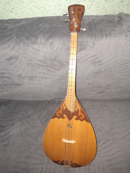 Музыкальный инструмент 3 струны 40 тысяч.