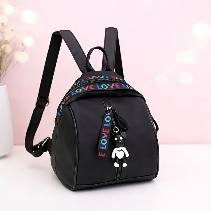 Модерна черна раница с надпис "LOVE" и ключодържател мече