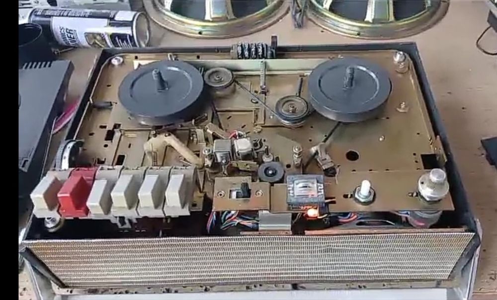 Vând magnetofon pentru piese de schimb-Ferguson 3245