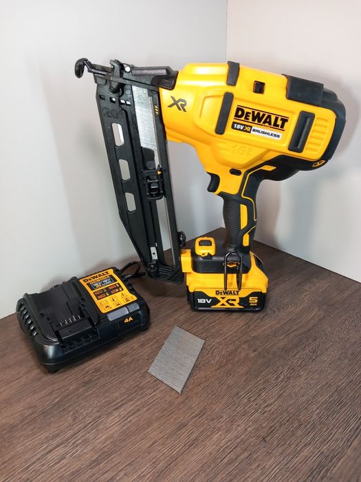 Vând pistol de cuie Dewalt