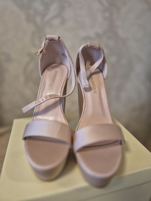 Sandale cu platforma