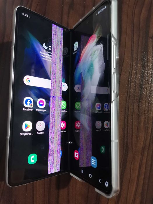 Намалена цена 390 лв. Чисто нов телефон Samsung Galaxy Z Filp 4 256gb