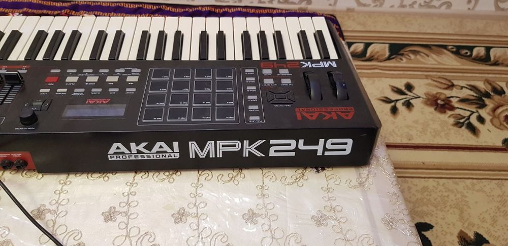AKAI MPK249 midi klavish