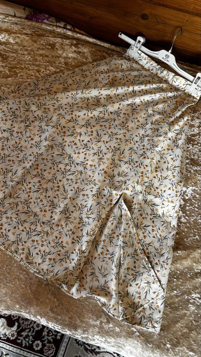 Летняя юбка с принтом и разрезом