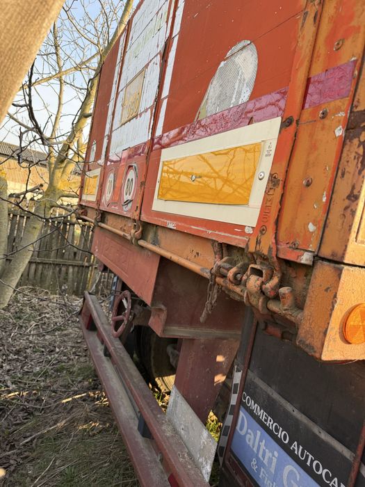 Vand remorca pe arcuri !