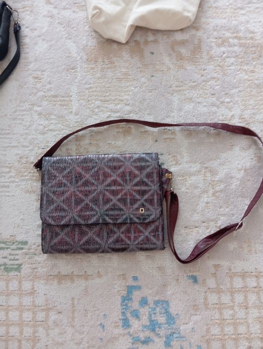 Шесть женских сумок за 2000т