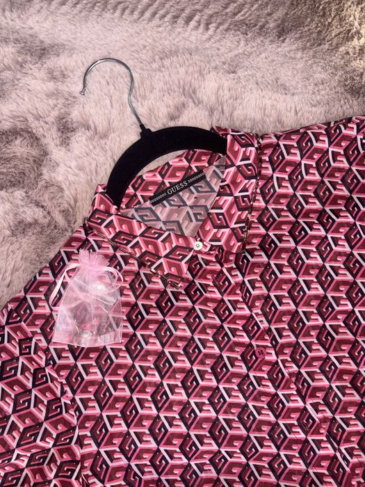 Риза GUESS.