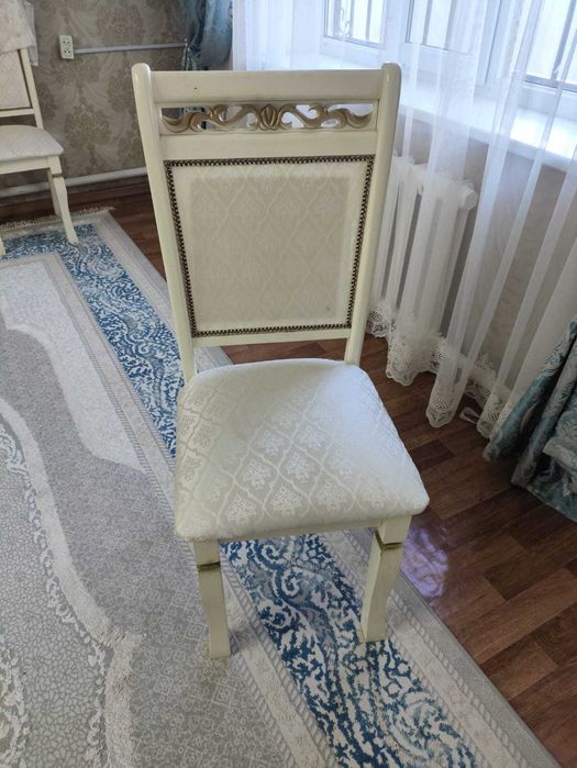 Стол со стульями
