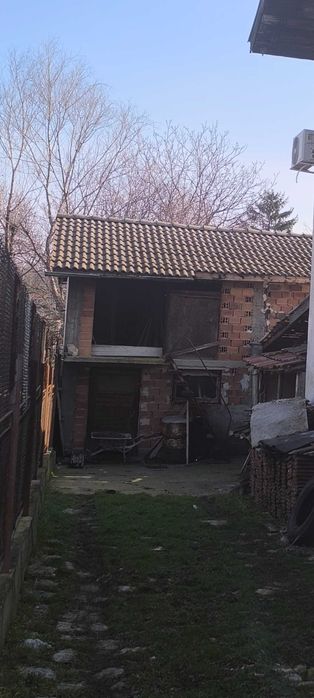 Инвестиция! 1/2 идеална част от къща + постройка в Бохот