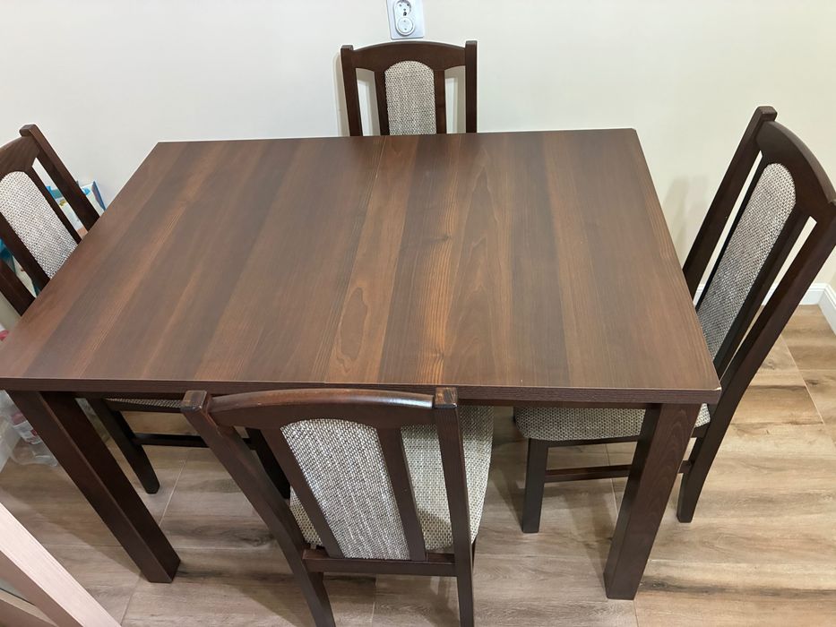 Set masă extensibila + 4 scaune în stare - foarte bună