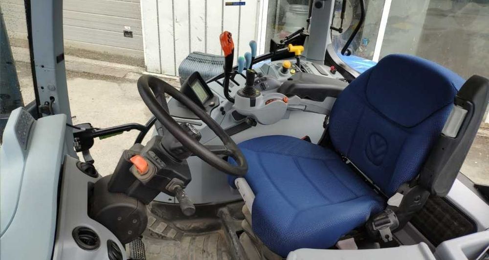 Трактор New Holland T7.210