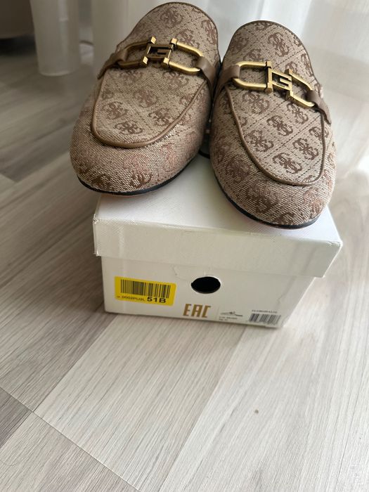 Vand Saboti firma Guess originali