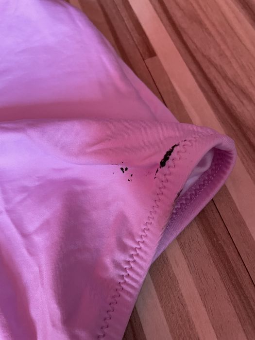 Цял бански, с лек дефект