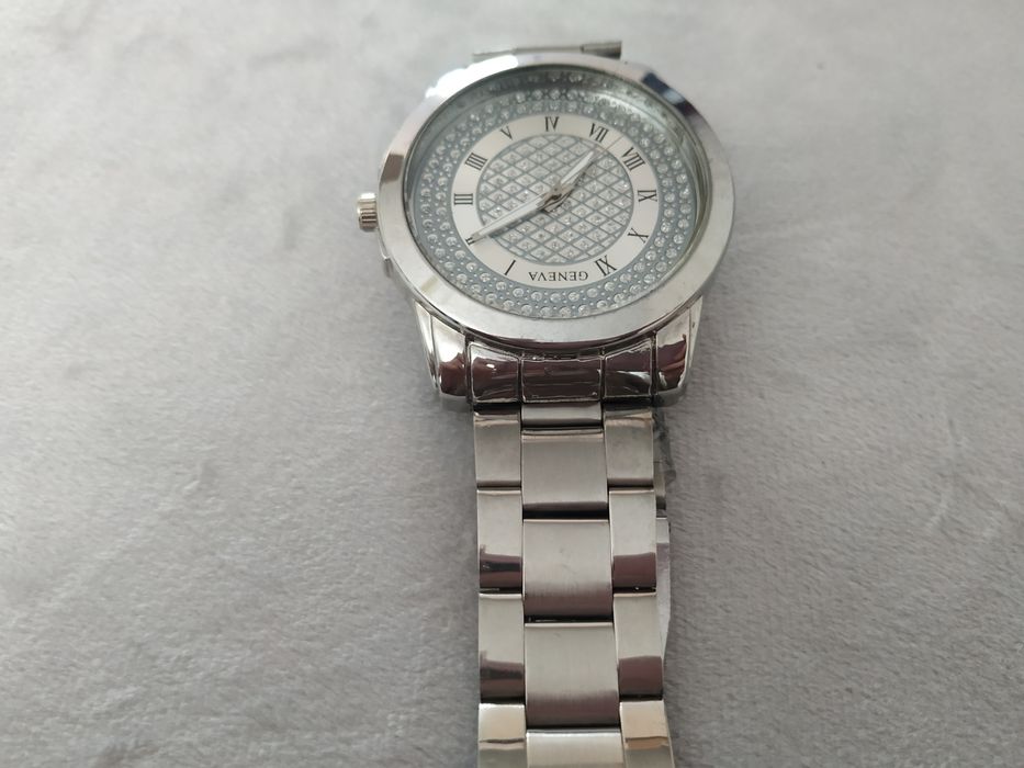 Сребрист дамски часовник - нов