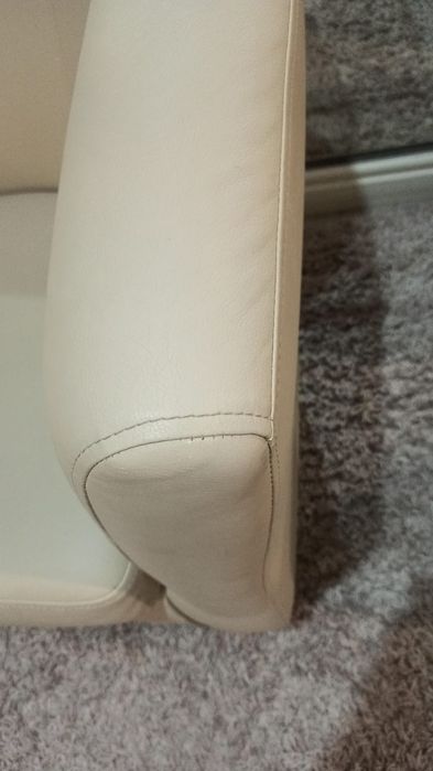 Кресло кожаное бежевое