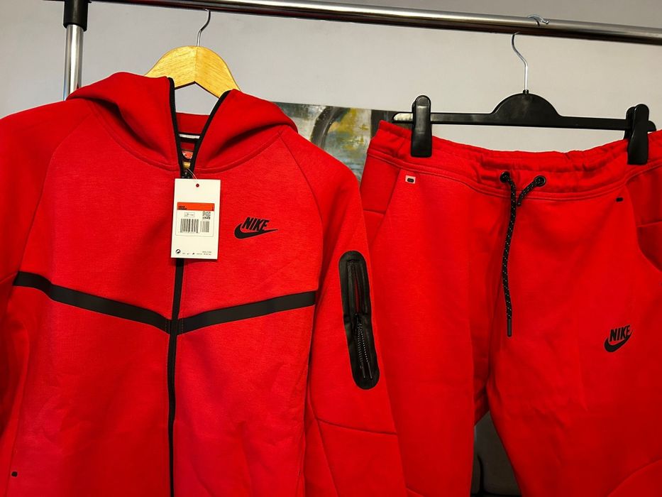 Compleu Nike Tech Rosu (marimi: S, M, L, XL, XXL)