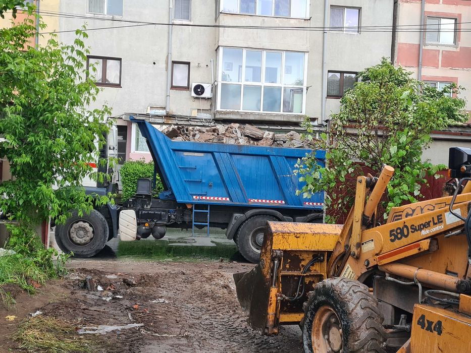 Demolari case. Basculante, Buldo, Echipa oameni. Evacuare moloz, moluz